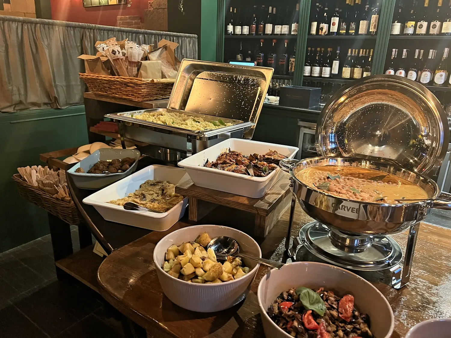 Teglie e pentole sul banco del buffet
